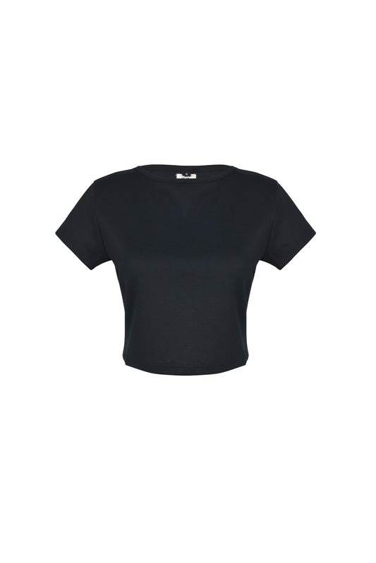 Cropped t-shirt for women in 100% cotton, tight fit, stylish and comfortable, perfect for casual wear and layering, available in various sizes, made in Bali, trendy women's fashion.