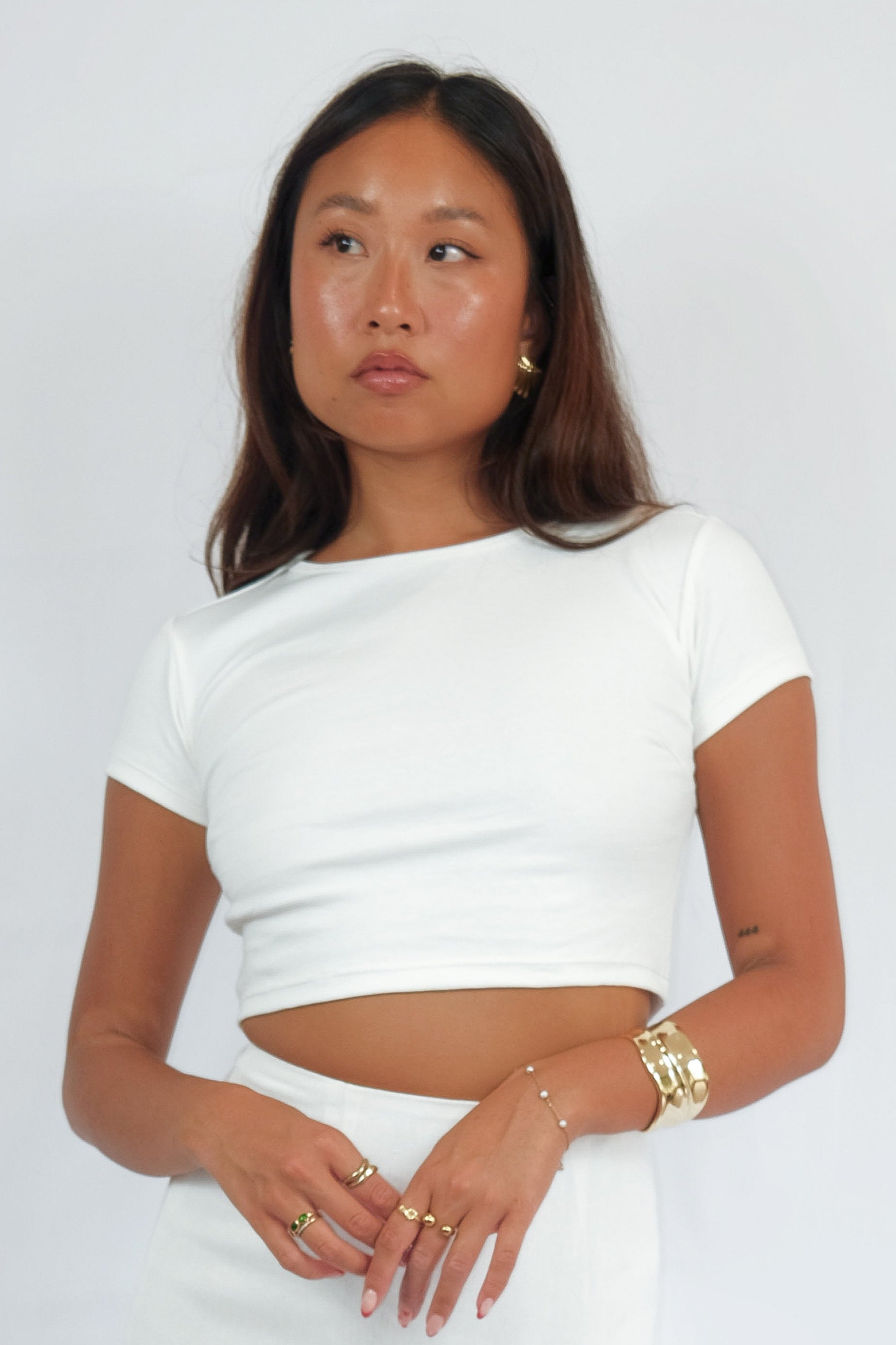 Cropped t-shirt for women in 100% cotton, tight fit, stylish and comfortable, perfect for casual wear and layering, available in various sizes, made in Bali, trendy women's fashion.