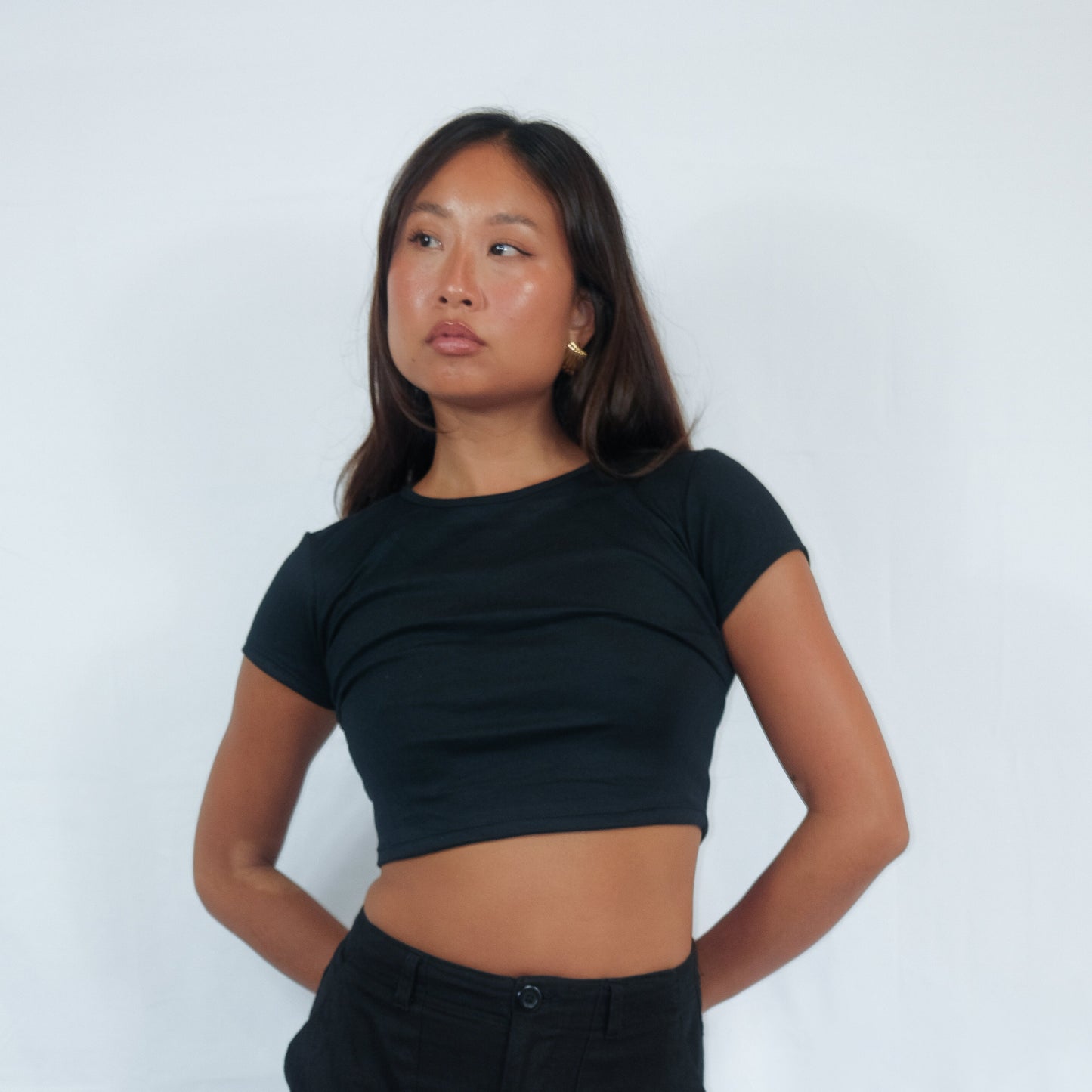 Cropped t-shirt for women in 100% cotton, tight fit, stylish and comfortable, perfect for casual wear and layering, available in various sizes, made in Bali, trendy women's fashion.