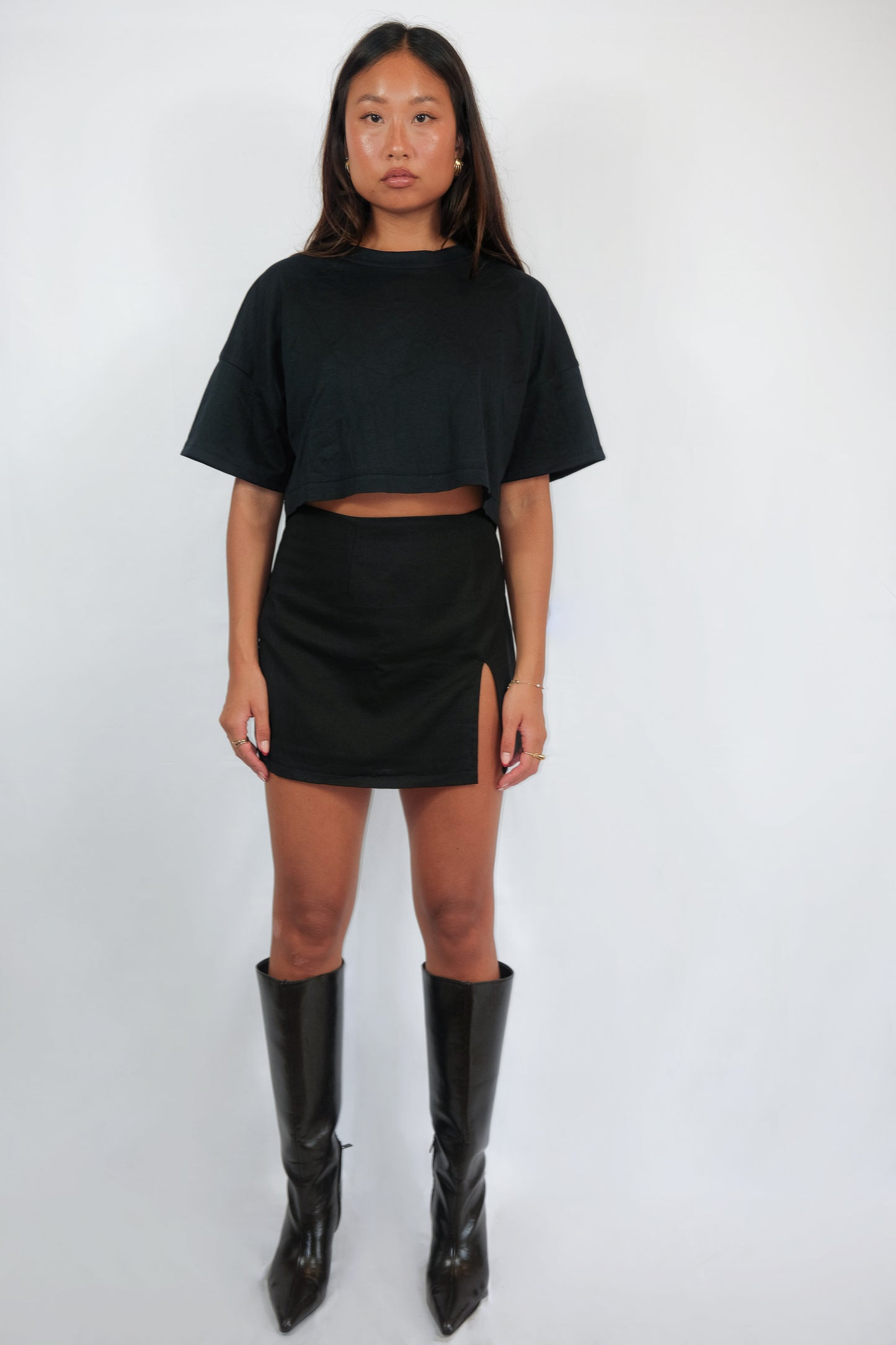 Woman wearing zwarte linnen skort