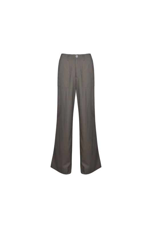 model wearing summer pants